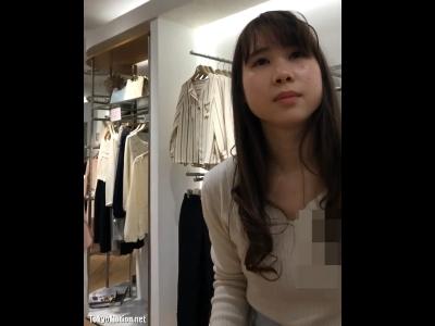 【逆さ撮り】『アパレル店員を顔撮り→パンツ盗撮ｗ』真面目そうなショップ店員をローアングルでパンチラ盗撮した映像が投稿ｗ