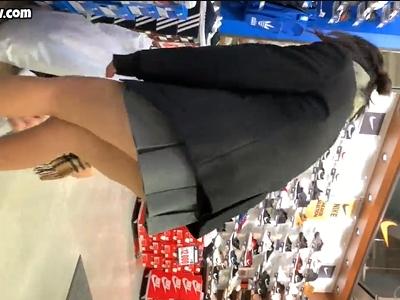 【逆さ撮り】『制服ロリJK2人組を友だちごとパンチラ盗撮ｗ』18歳くらいの制服JKを追跡しローアングルでパンチラ盗撮ｗ