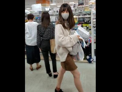 【削除注意】『コロナ禍でS級美少女を逆さ撮り』マスク美人JDをスマホで顔撮り→ローアングルでパンチラ盗撮で食い込みパンツ