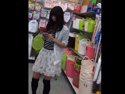 【逆さ撮り】『このニーハイ娘のパンツはー？』JDくらいの素人娘をローアングルでガッツリとスマホでパンチラ盗撮ｗ