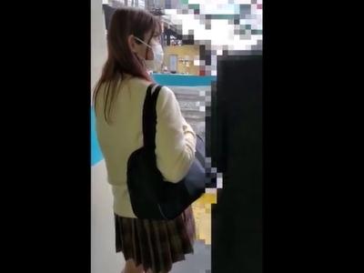 【削除注意】『コロナ禍でも痴漢ｗ』制服の美少女JKに電車内で逆さ撮り盗撮しつつ手マンや乳首におもちゃ責め→精子ぶっかけｗ