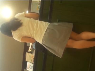 【逆さ撮り】『姿撮りからのパンチラ盗撮が抜けるｗ』JDくらいのお姉さんをローアングルで盗撮したら純白パンツをゲットｗ