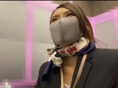 【逆さ撮り】『部屋の内見の最中に！？』親切にマンションを案内してくれてるのに２人きりの所をローアングルでパンチラ盗撮ｗ