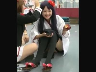 【逆さ撮り】『パンツもコスに寄せてるｗ』ロリっぽい巫女風のコスプレ娘をローアングルでパンチラ盗撮したらロリっぽいパンツｗ