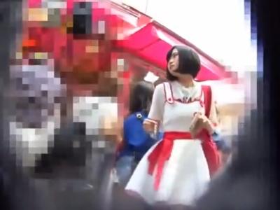 【逆さ撮り】『アウロリJCくらい…？』未成年のS級の美少女を野外でローアングルでパンチラ盗撮した映像が投稿ｗ
