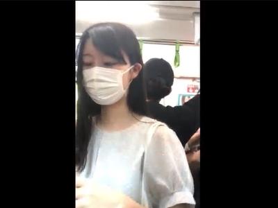 【逆さ撮り】『このロリ娘はパンツまでロリｗ』私服の18歳JKをパンチラ盗撮したらパンツも可愛い花柄パンツだったｗ