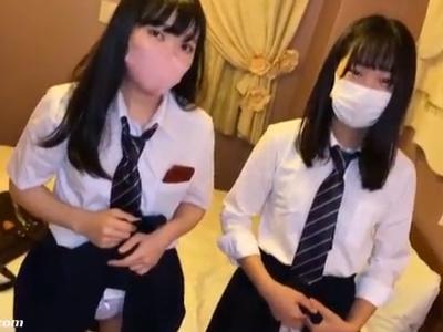 【削除注意】『W処女と援交！？』コロナ禍でパパ活アプリでナンパした制服JK２人とホテルで円光！照れつつフェラや手コキｗ