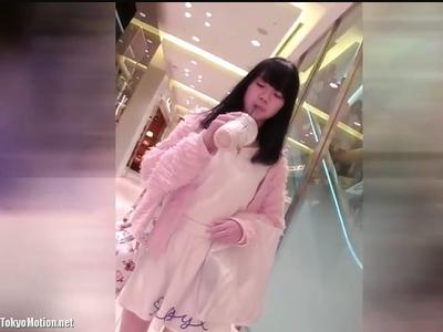 【逆さ撮り】『JCくらいに見えるが…』有名盗撮師が複数のアウロリ娘をローアングルでパンチラ盗撮した映像が投稿ｗ