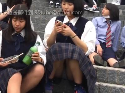 【パンチラ盗撮】『純粋そうなJKが…』真面目そうな制服JKが野外の階段でしゃがみパンチラしてる所を隠し撮りした映像が投稿