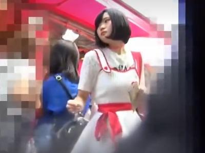 【逆さ撮り】『このロリロリ美少女のパンツｗ』繁華街に居た私服JKをローアングルでパンチラ盗撮して純白パンツをゲットｗ