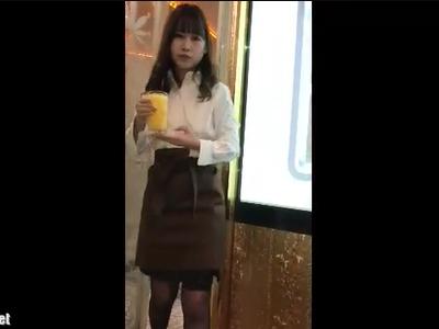 【逆さ撮り】『俺が一人カラオケする理由は店員の盗撮ｗ』カラオケの店員をパンチラ盗撮する為にカラオケに行く男ｗ