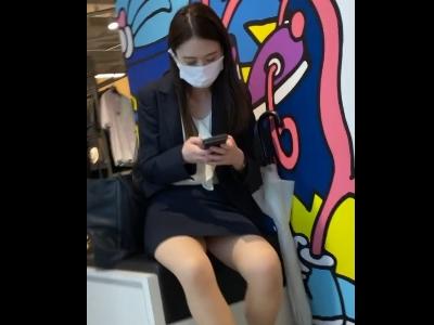 【逆さ撮り】『コロナ禍で彼氏持ちOLをパンチラ盗撮ｗ』仕事帰りに彼氏とデートしてる彼女のパンツを隠し撮りした映像ｗ