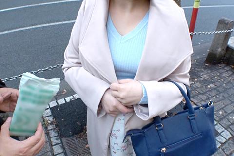 渋谷で見つけた巨乳美女に札束をチラつかせて、いくらでラブホまで着いてきてくれるか交渉した結果