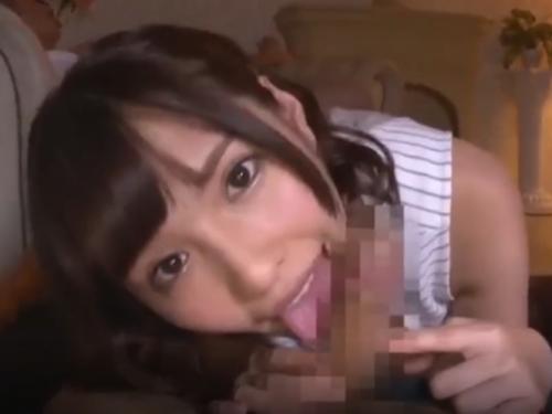 激かわお姉さんが素人男子のちんちんを口でシコシコして射精させます♥