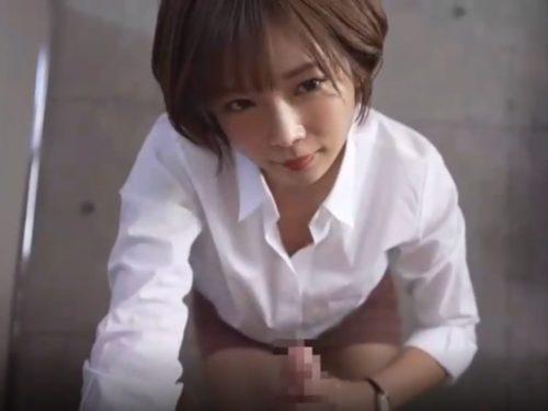 巨乳のエロかわ女教師が手コキで大量射精させる