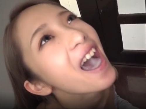 ビッチな痴女に手と口でチンポを責めてもらって昇天ｗ