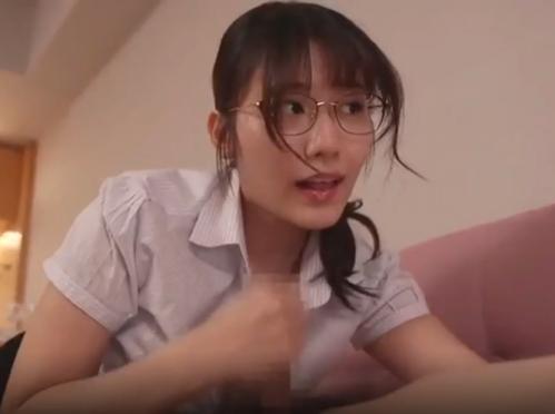 激エロお姉さんが手でシコシコして射精させてます♥