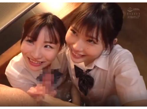 エッチな女子高生が2人でチンポをシコシコしてイカせてますｗ