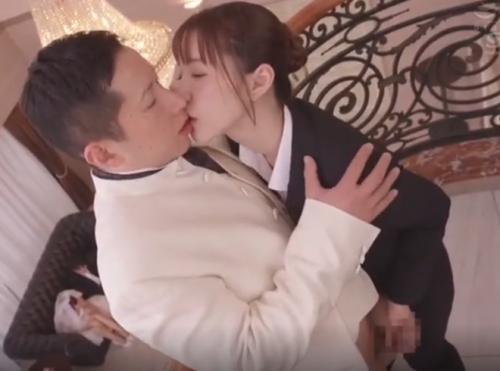 エッチなお姉さんがベロキスしながら手や口でシコシコして精液を搾り取ります♥