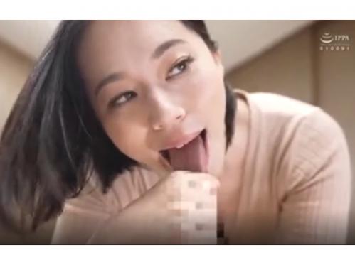 ケバいお姉さんが手と口でチンポをしごいて昇天させてます