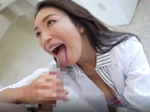 ドスケベな熟女が手コキやフェラチオで精子を搾り取る！！