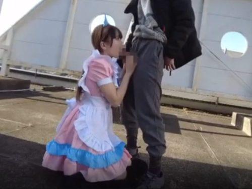 コスプレお姉さんが野外でフェラ抜きする神動画ｗ