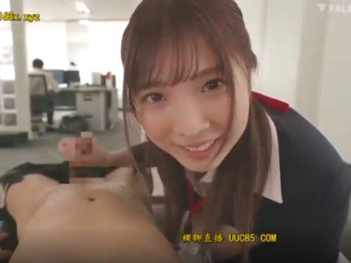 ロリ顔のお姉さんが見つめながら手コキで精子を搾り取っちゃう♥