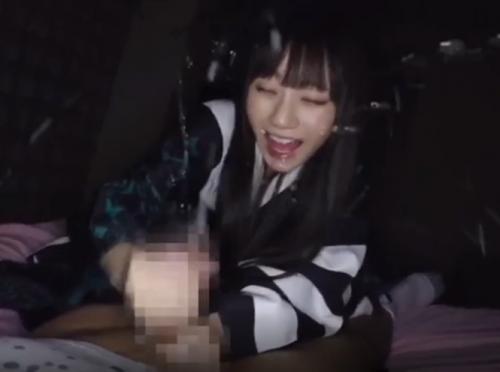 【手コキ射精】清楚系ロリカワ女優・七沢みあが手コキでイカせた後にしごき続けて連続射精させてますｗ