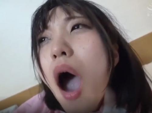 エッチなお姉さんが手や口でシコシコして発射させます♥