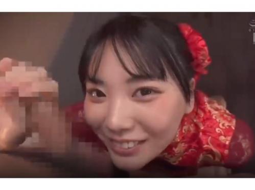 今年大ブレイクの激カワ女優が手と口でイカせる動画