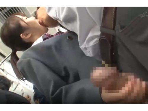 人目を盗んで激しいベロキス手コキで射精させる激エロ制服女子高生