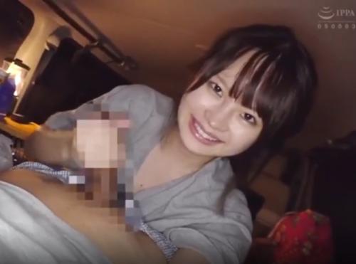 童顔の女の子が激しく手でシコシコして精液を飛び出させます♥