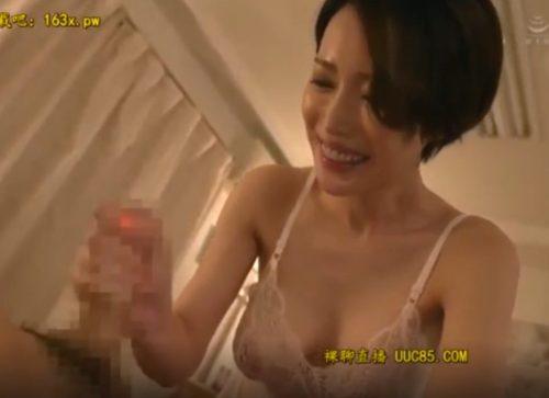 激エロな美熟女が手コキで大量射精させます♥