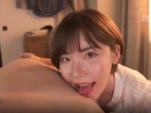エロエロな美女が手コキでドピュッと大量射精させちゃう♥