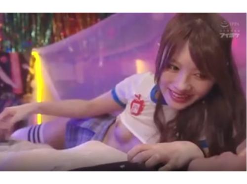 美形のお姉さんが手でシコシコして精液を搾り取ってくれます♥