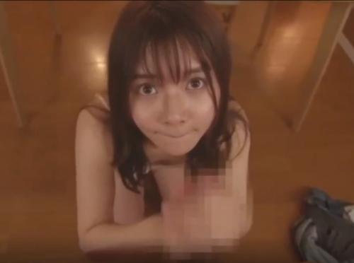 まだ幼い見た目の美少女に手でシコシコされて大量射精しちゃいました。