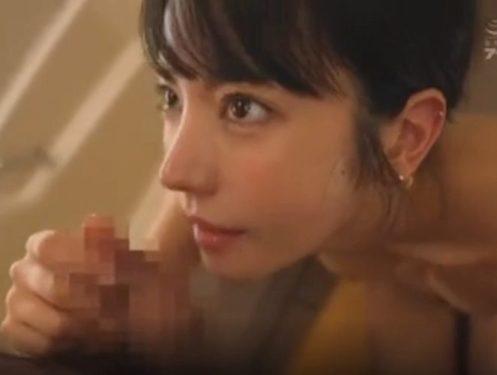超絶美形のお姉さんが手や口でチンポを刺激して昇天させます♥