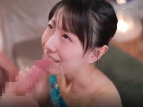 清楚な美女が手と口で勃起チンポを刺激し大量射精させる！！