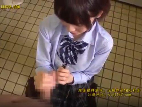 清楚系の制服ｊｋが手コキでイカせる神動画ｗｗｗ