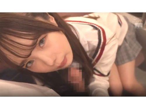 童顔のギャル系女子高生が手と口でイカせてくれる！