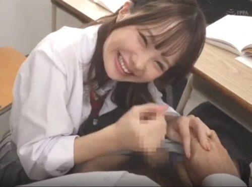 無邪気なロリ顔女子高生が手と口でイカせてくれる