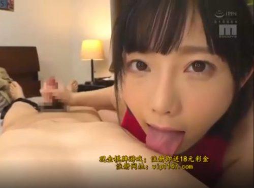 激カワ美少女が見つめながらの手コキで大量射精させる♥