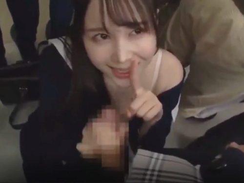 清楚な制服女子高生が人目を盗んで手コキでイカせる！