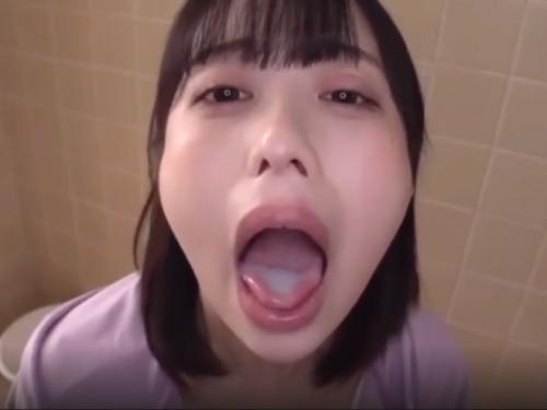 清純系美少女が手と口でチンポをシコシコして発射させます♥