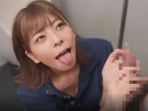 エッチな女子高生にトイレで手や口でしごかれイカされました。