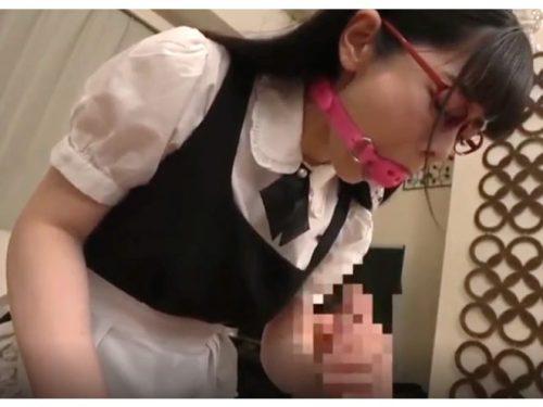 眼鏡の清楚メイドが手コキで性処理してくれる動画がエロすぎる件