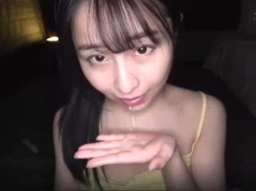 エッチなお姉さんが口でチンポをしごいて射精させてます♥