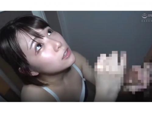 童顔の女の子が手や口でチンポをしごいて発射させます♥