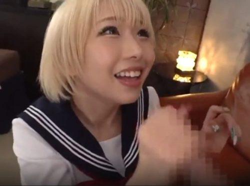 爆乳の痴女ギャルJKが手や口でチンポをしごいて射精させてます♥