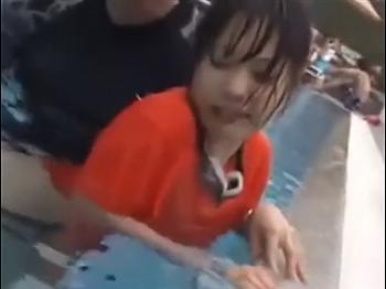 【痴漢】プール監視員のギャルを水中で痴漢w どこまでも追いかけて壊れるまで犯す